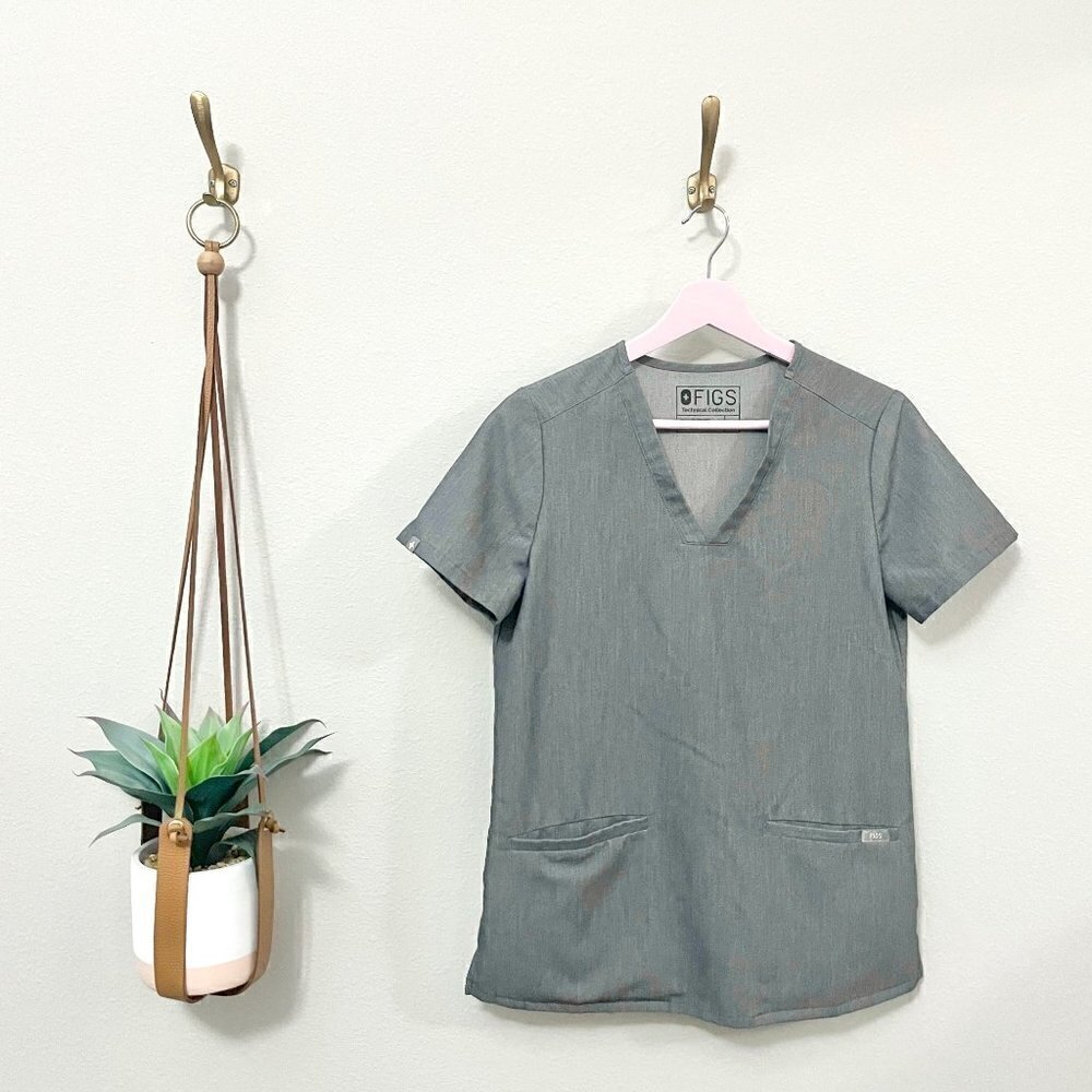 FIG Clothing Women's Casma Three-Pocket Scrub Top Grey Graphite in Size XS